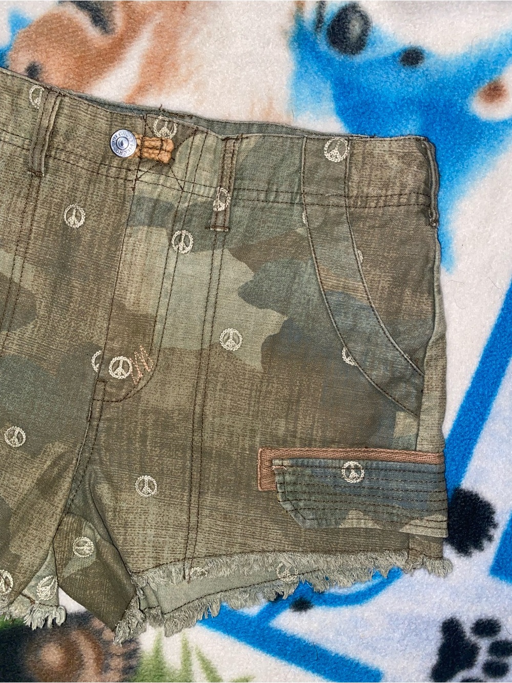 Anthropologie Olive Camo Peace-Sign Denim Shorts - Picture 3 of 6